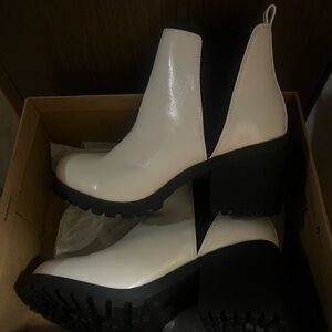 Dirty laundry Lisbon boots
Brand new never worn white and black